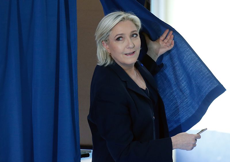 Marine Le Pen, candidata ultraderechista del Frente Nacional, vota en Henin-Beaumont, al norte de Francia