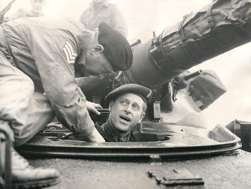 Felipe de Edimburgo, dentro de un tanque.