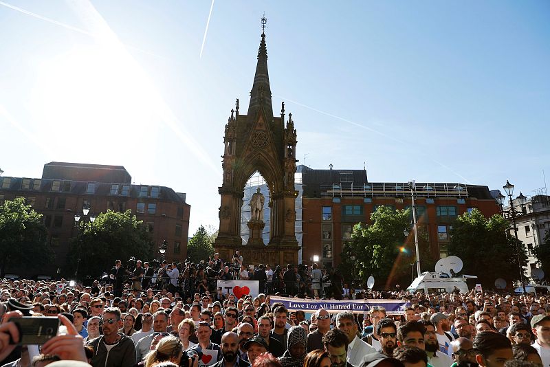 La plaza donde se encuentra el Ayuntamiento, en el centro de la ciudad, ha congregado a cientos de personas que querían mostrar su rechazo al atentado