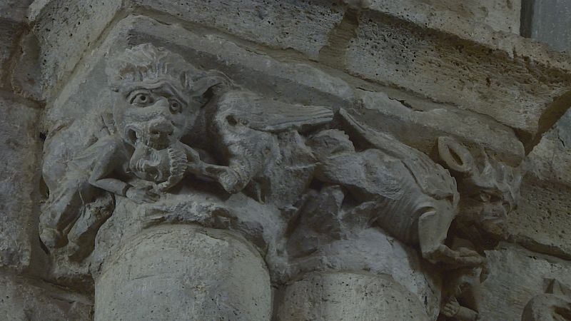 Perro en capitel