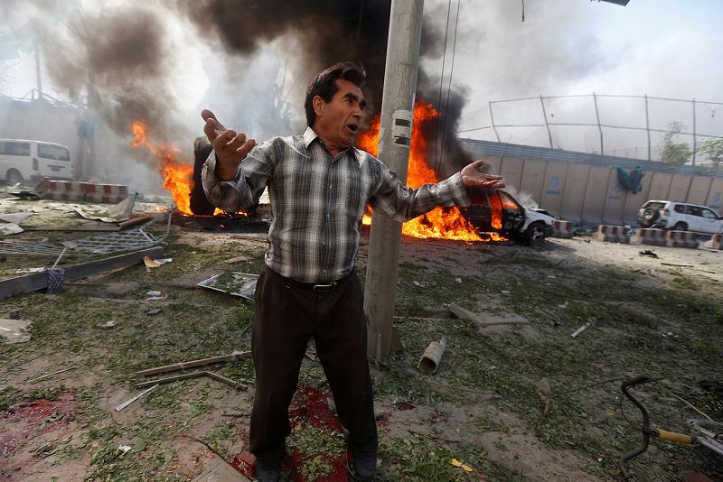 Un hombre en el lugar del atentado en Kabul, uno de los más graves que ha sufrido la capital afgana en los últimos meses.