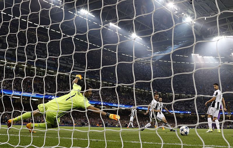 Cristiano puso el balón muy lejos de Buffon, que se estiró sin posibilidad de detenerlo.