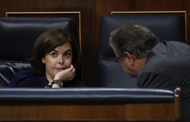 Sáenz de Santamaría conversa con el ministro del Interior