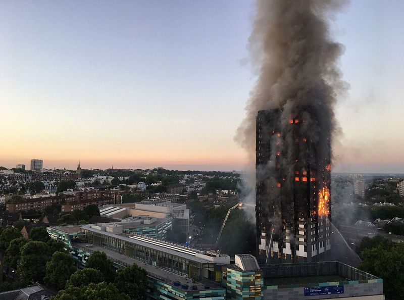 El edificio se encuentra en Kensington, una zona residencial al oeste de Londres, cerca de Noting Hill
