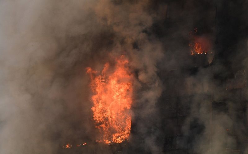 El edificio, de 27 plantas, ha ardido completamente a partir del segundo piso, por causas aún desconocidas.