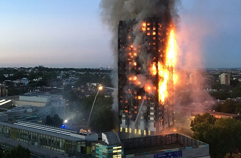 Imagen captada por una vecina de la zona del edificio en llamas.