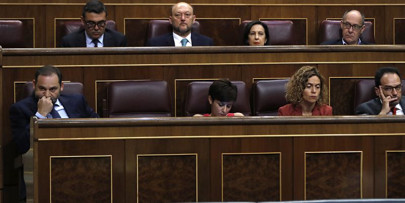Abalos escucha la intervención de Albert Rivera