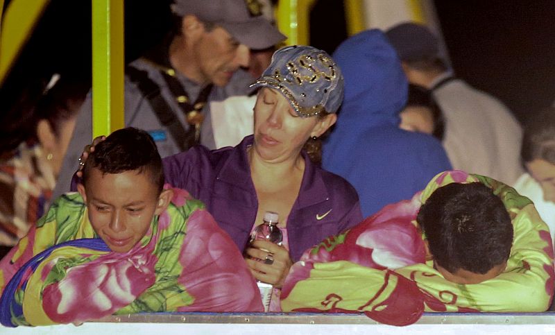 En el barco había muchos jóvenes que disfrutaban junto a sus amigos y familiares de un día de recreo en el embalse.