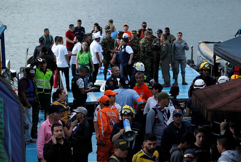 Equipos de rescate esperan en el muelle para salir a buscar supervivientes.