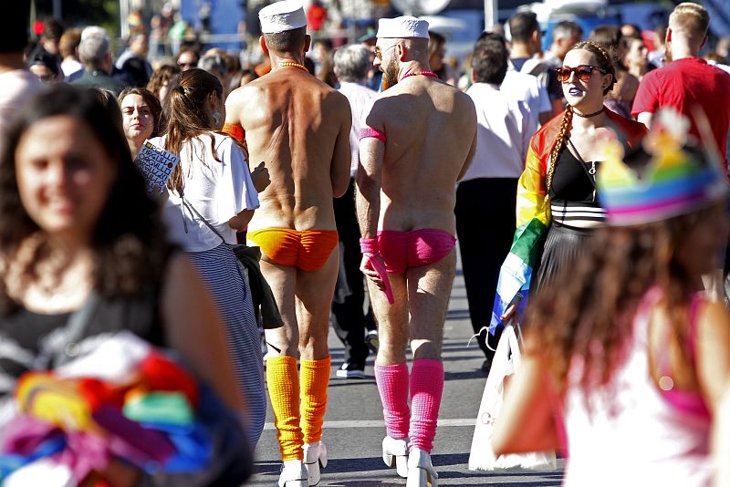Asistentes a la mayor marcha del 'Orgullo' 2017 en el mundo, que ha llenado de gente las calles de Madrid para reivindicar la libertad sexual.