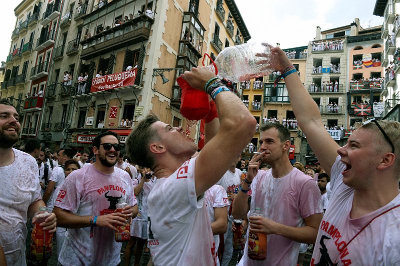 Los jóvenes disfrutan del chupinazo de 2017