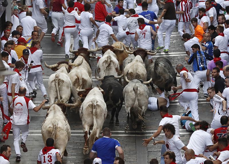 Los cebaditas salen muy hermanados al primer encierro Los toros de la ganadería gaditana de Cebada Gago enfilan la calle de la Estafeta muy hermanados aunque dos de ellos se han descolgado de la manada