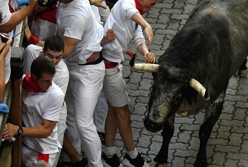 Momentos de peligro en el tramo final del primer encierro
