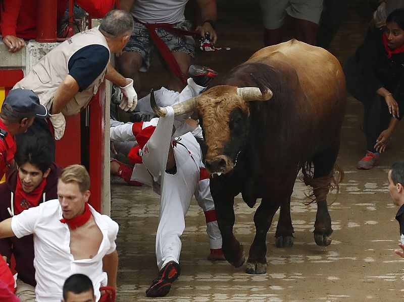Pese a la gran velocidad del encierro, no ha habido heridos por asta de toro. Si que ha habido al menos dos contusionados que han tenido que ser trasladados al Complejo Hospitalario de Navarra