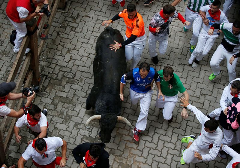 Un año más, los animales de la ganadería extremeña de Jandilla han hecho gala de su rapidez y han protagonizado el encierro más rápido en lo que va de Sanfermines con dos minutos y 13 segundos