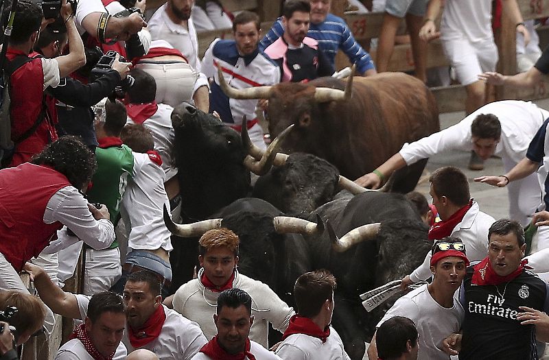 El tramo final del último encierro de los Sanfermines 2017, el más peligroso los astados se han topado contra un grupo de corredores