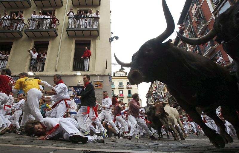 Los astados hacen la carrera más rápida de estos Sanfermines Los Miura su paso por la curva de Mercaderes en el octavo y último encierro de los Sanfermines 2017. El encierro ha sido el más rápido de estos Sanfermines, de dos minutos y 10 segundos