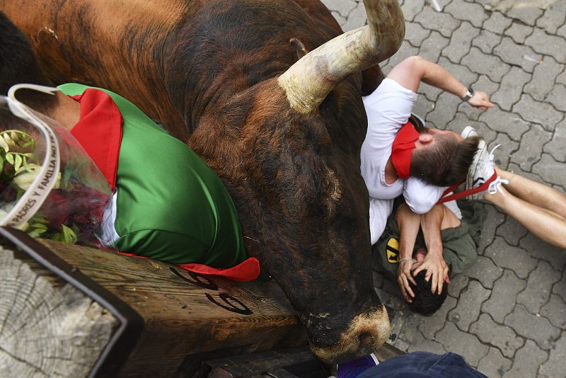 El momento más tenso de la octava y última carrera de los Sanfermines con toros de la ganaderiá Miura
