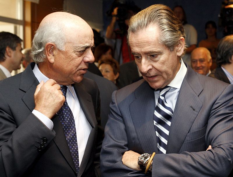 El expresidente de Caja Madrid saluda al presidente del BBVA, Francisco González