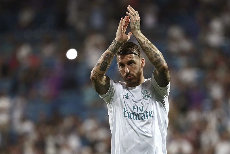 El capitán blanco, Sergio Ramos, saluda a su afición al saltar al calentamiento.