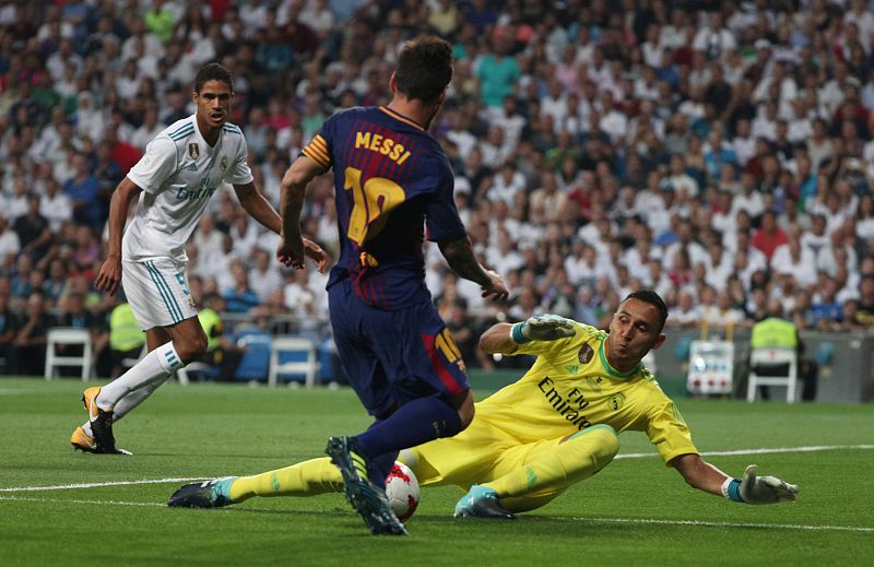Keylor Navas en el mano a mano ante Messi.