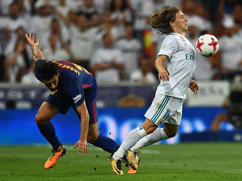 Modric se deshace de André Gomes con un sombrero magistral.