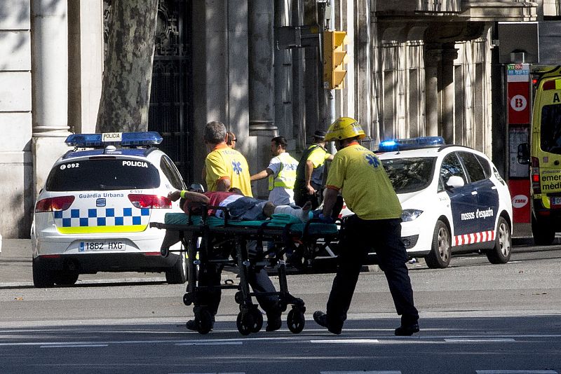 Traslado de heridos tras el atropello de una furgoneta en las Ramblas de Barcelona