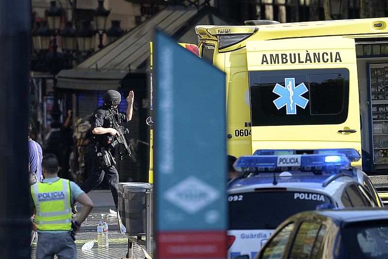 Policías armados llegan a la zona del atentado