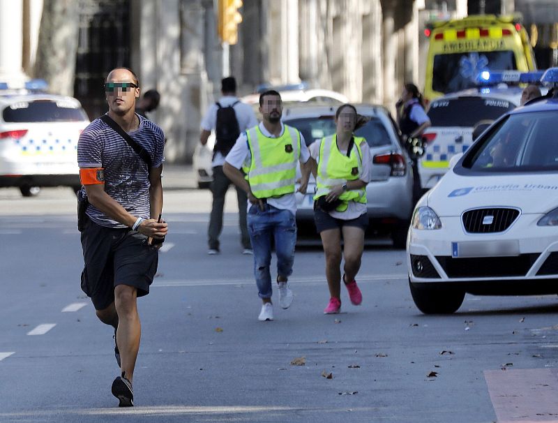 Policías acuden a la zona del atentado en las Ramblas
