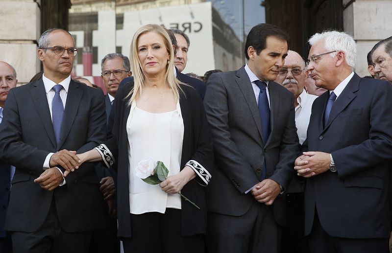 La presidenta de la Comunidad de Madrid, Cristina Cifuentes, guarda silencio por las víctimas