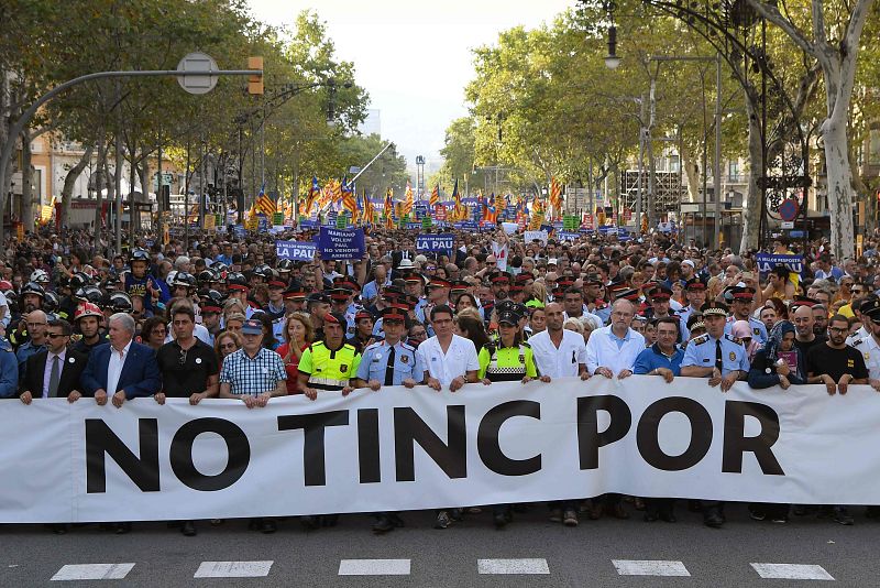 Representantes de los equipos de rescate, policía, personal sanitario y ciudadanos lideran la cabecera de la manifestación y sostienen el cartel con la frase "No tinc por" (No tengo miedo).