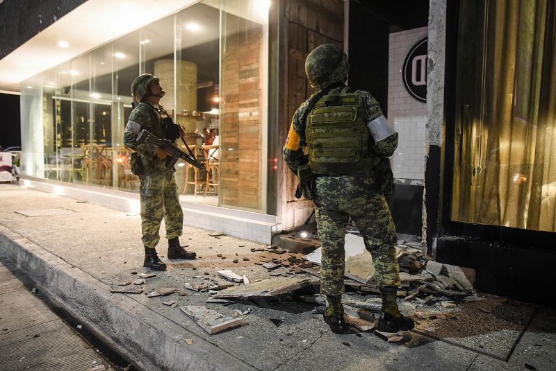 Soldados mexicanos revisan daños en el Puerto de Veracruz