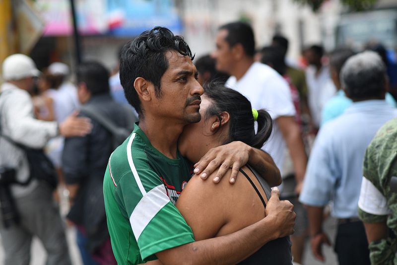 Una pareja se funde en un abrazo en la localidad de Juchitán, en el estado mexicano de Oaxaca