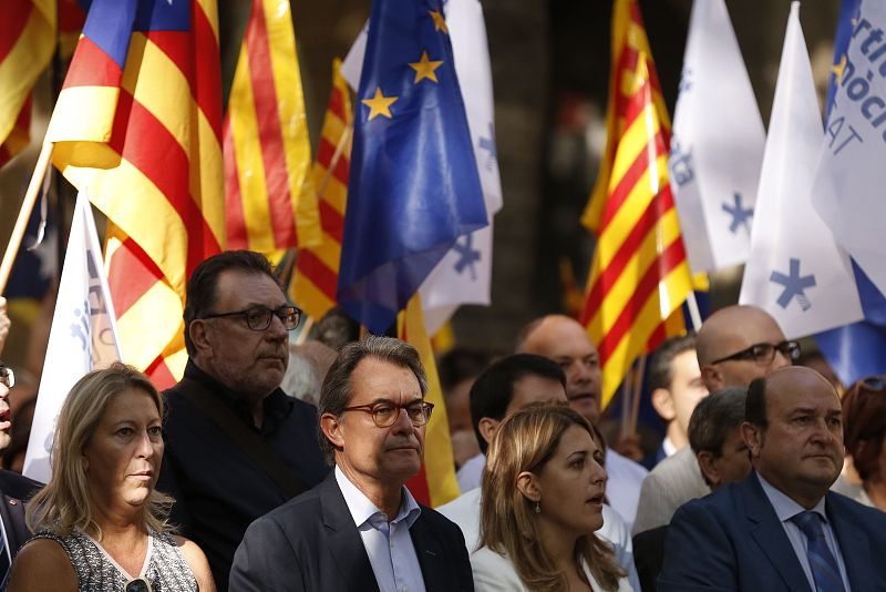 El expresidente de la Generalitat, Artur Mas (C), en compañía de otros miembros del PDeCAT.