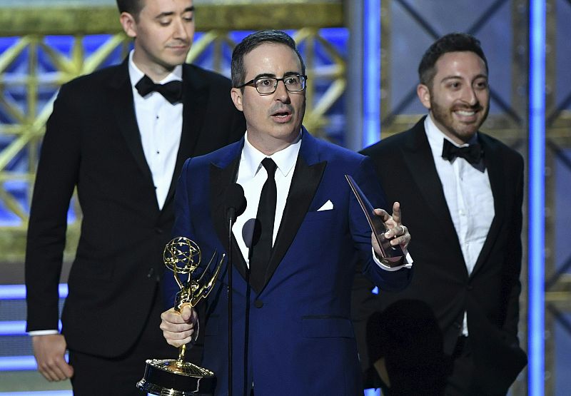 El británico John Oliver recoge su Emmy