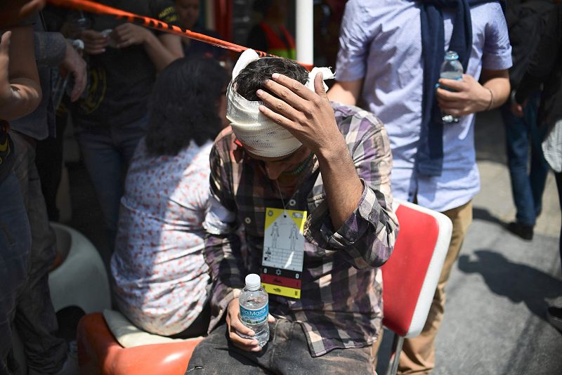 Un hombre herido a causa del terremoto de 7,1 de magnitud