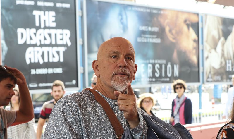 El presidente del jurado oficial, John Malkovich, pasa por la alfombra roja para ver una de las proyecciones del Festival Internacional de Cine San Sebastián