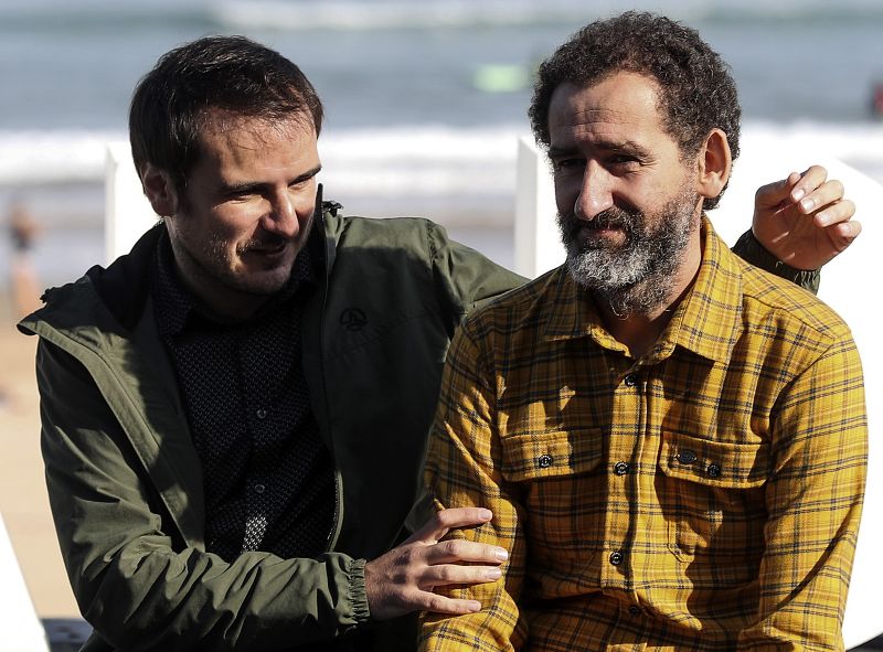 Los directores de 'Handia', Aitor Arregi (izquierda) y Jon Garaño, durante la presentación de su película en la sección oficial del festival