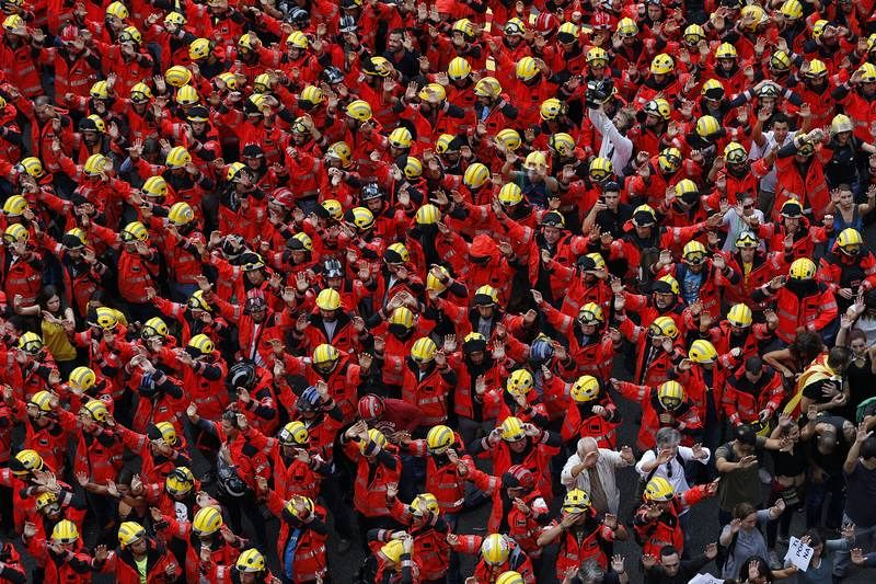 BOMBEROS SE MANIFIESTAN ANTE LA DELEGACIÓN DEL GOBIERNO