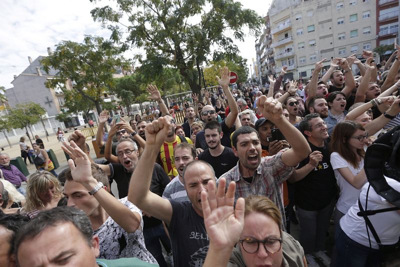 Protesta ante el hotel de Pineda de Mar donde se hospeda la Policía Nacional movilizada para frenar el referéndum independentista del 1 de octubre