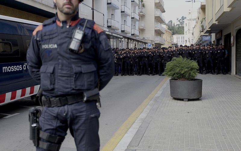 POLICIAS NACIONALES SE ENCARAN CON LA POBLACIÓN DE PINEDA QUE PROTESTA POR SU PRESENCIA