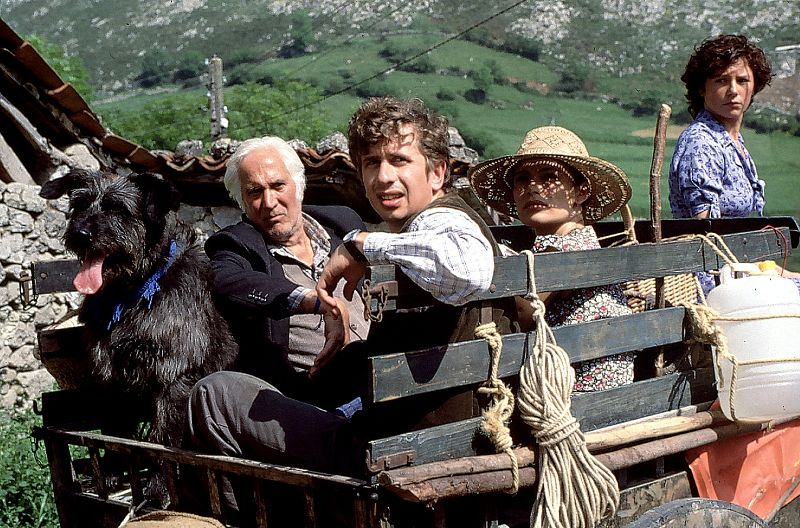 Federico Luppi  en el rodaje de La balsa europea (2003), junto a Icíar Bollaín, Ana Padrao y Gabino Diego.