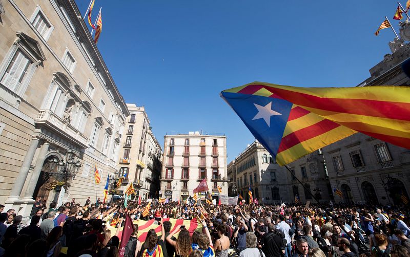 En la plaza Sant Jaume se han quedado unos 4.000 estudiantes según la Guaria Urbana.