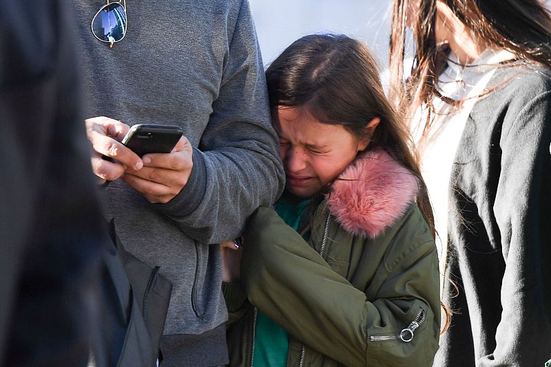 Una niña se asusta al ver el cordón policial en la zona
