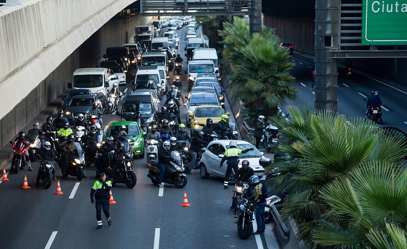 MANIFESTANTES CORTAN PUNTOS DE LA RONDA DE BARCELONA Y LA LÍNEA DEL VALLÈS