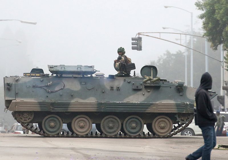 Una tanqueta impide el paso en una calle en la capital de Zimbabue