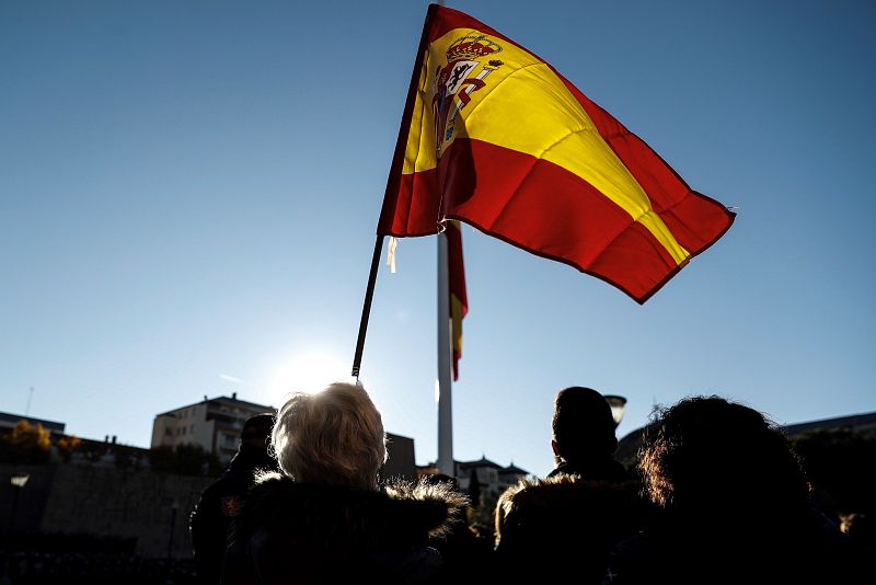 Solemne izado de la bandera nacional en la Plaza de Colón