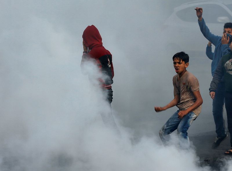 Un niño participa en las protestas palestinas en Ciudad de Gaza