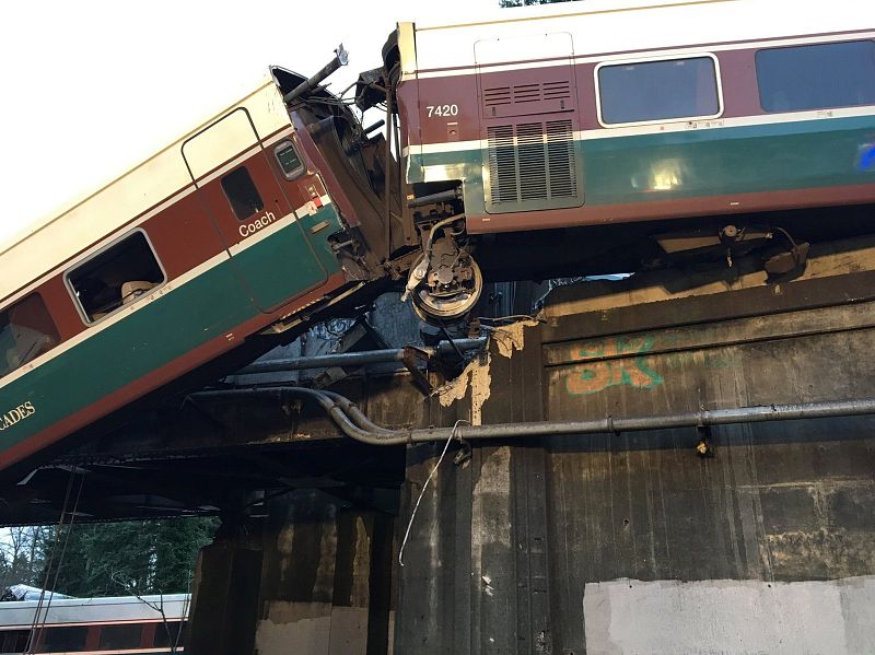 El tren Amtrack 501, descarrilado sobre la autopista interestatal 5