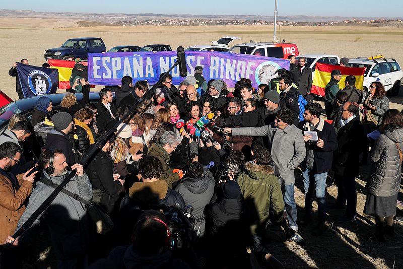 La secretaria general de ERC, Marta Rovira, habla con los medios ante la cárcel de Estremera, en Madrid, donde los republicanos han visitado en el último día de campaña a Oriol Junqueras, que se encuentra allí preso